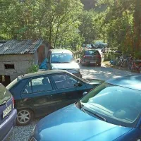 Ker so izgubili še parkirišče ob Keltiki, se avtomobili drenjajo “eden čez drugega”.