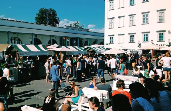Odprta kuhna na Pogačarjev trg v Ljubljani vsak petek privabi 
številne ljubitelje dobre hrane.