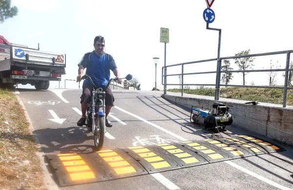 Na delu, ki vodi v podhod pod hitro cesto,  so namestili  
hitrostno oviro, s čimer nameravajo omejiti divjanje voznikov 
motorjev in koles.