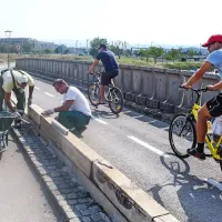 Včeraj so delavci na mostu čez mandrač v ustju Badaševice 
zgradili višji zidek, s čimer so motoristom in kolesarjem 
fizično povsem preprečili dostop na območje  promenade, ki 
je namenjena izključno pešcem.