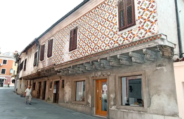 V občini bodo najverjetneha sami poskrbeli za interventna 
dela na stavbnem nizu v Kidričevi ulici, stroške pa zaračunali 
lastnikom.
