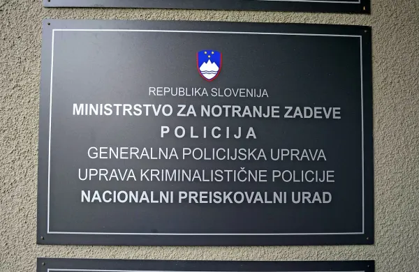 Nacionalni preiskovalni urad (NPU) je na specializirano državno tožilstvo vložil kazensko ovadbo zoper nekdanjega vodilnega uslužbenca ene od bank, ker je odobril kredite trem v 
tistem času kreditno nesposobnim družbam.