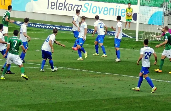 Vasja Simčič je bil nemočen ob strelu Roka Kronavetra za 
2:1.