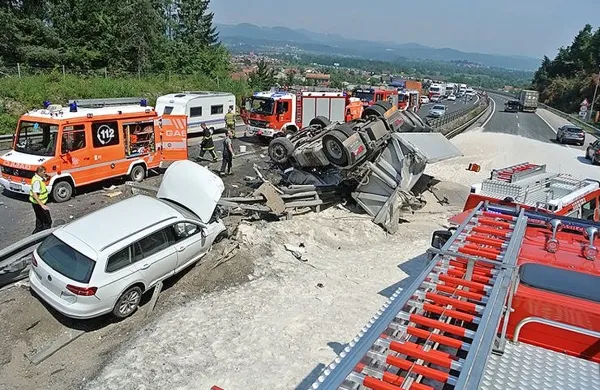 Na vrhniškem klancu je počena guma povzročila kaos na 
avtocesti ob enajstih dopoldne.