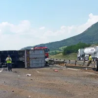 Na ravnici pri Razdrtem je guma na tovornjaku počila okoli 
13. ure, tovornjak se je prevrnil, prebil ograjo in trčil v kombi.  
K sreči in skoraj po čudežu ne ta nesreča in  ne tista pri Verdu  
nista terjali smrtnih žrtev.
