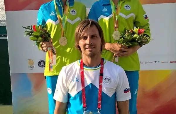 Zlati iz Tbilisija - Nika Radešić (levo) in Kaja Juvan s trenerjem 
Dominikom Senico