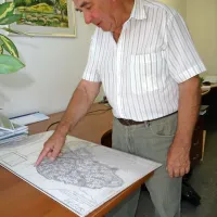 Stanislav Renčelj ob najstarejšem situacijskem načrtu za 
Kobilarno Lipica, narisanem leta 1817, na katerem so vrisane 
vse poti po lipiškem posestvu. 
