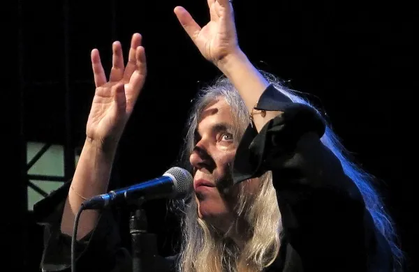 Ameriška legendarna umetnica Patti Smith bo po svoji knjigi 
Pač mulca, za katero je prejela ameriško državno nagrado za 
književnost, ustvarila še televizijsko serijo.
