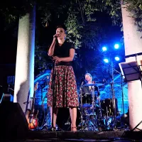Razposajena Katalena napolnila vrt Pokrajinskega muzeja