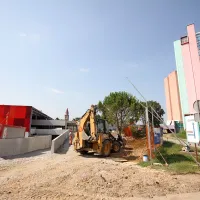 Urgentni center v Šempetru, katerega fasada izstopa po živo 
rdeči barvi,  že opremljajo.