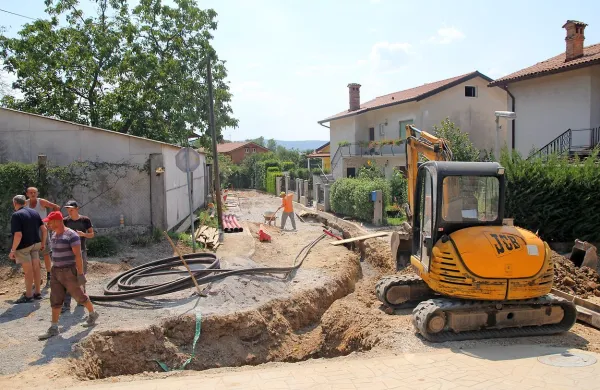 Na Pristavi bodo kopali še mesec dni, prometni režim bo 
spremenjen. 