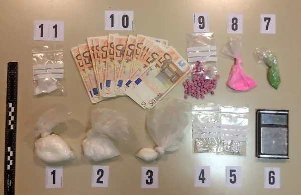 Pri  paru so policisti odkrili večje količine   droge.