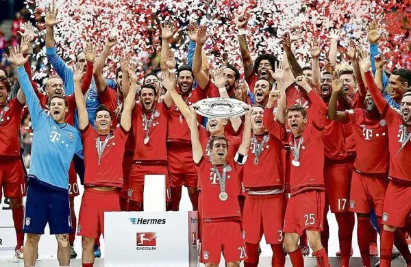 Bayernovi nogometaši so se tako razveselili svojega 25. 
naslova v bundesligi.