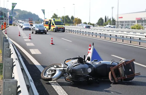 Motor je po trku obležal na drugi strani štiripasovnice, daleč 
od pokojnega motorista.