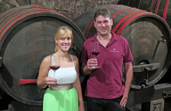 Kristina Tavčar, ki bo drevi postala kraljica terana 2015,  in 
predsednik Društva vinogradnikov in vinarjev Krasa David 
Štoka napovedujeta dobro letino terana. 