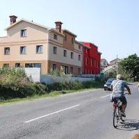 V svetlem delu  dvojčka prodajajo dve stanovanji, čeprav so 
gradbeno dovoljenje dobili za enostanovanjski objekt. 