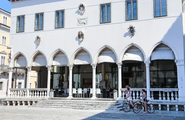 Novi najemnik kavarne Loggia bo moral poleg najemnine 
plačati še 48.000 evrov za nujna investicijska dela. 