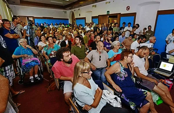 Prebivalci občine Milje so se v velikem številu udeležili 
razprave o napovedani ureditvi centra za prebežnike.