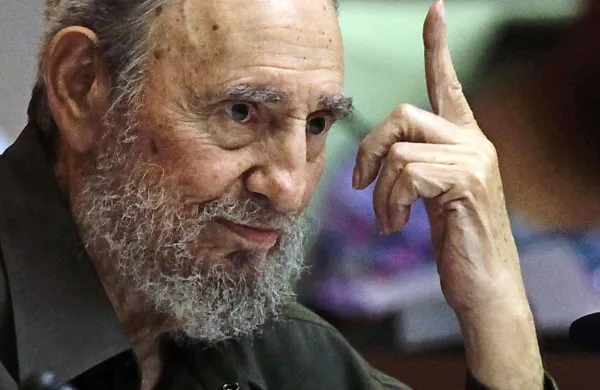ZDA zaradi trgovinskega embarga Kubi dolgujejo več milijonov dolarjev, je v odprtem pismu kubanskim medijem ob 
svojem 89. rojstnem dnevu v četrtek zapisal ostareli revolucionar Fidel Castro.