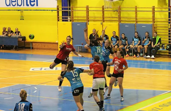 Teja Ferfolja (v skoku) je tokrat za Mlinotest  proti (verjetno) že 
nekdanjim soigralkam Zagorja dosegla šest golov.
