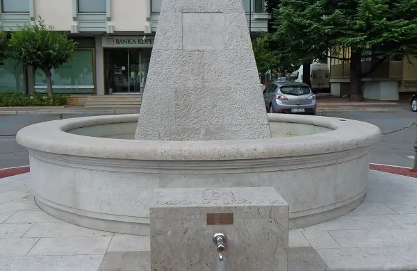 Pitnik ob fontani sredi glavnega sežanskega trga je letošnje 
poletje zaprt.