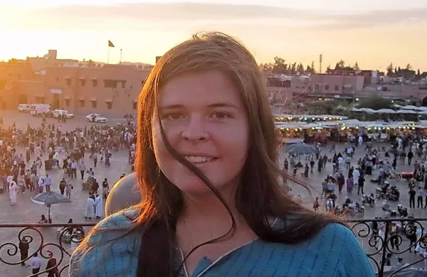 Ameriško humanitarno delavko Kaylo Mueller, ki je bila talka 
džihadistov Islamske države (IS) v Siriji, je po poročanju 
ameriške televizije večkrat posilil njihov vodja Abu Bakr al 
Bagdadi.