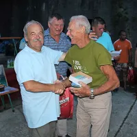 Organizator prireditev na Mostu na Soči Darij Vouk in 
legendarni tržaški skakalec Pino Auber