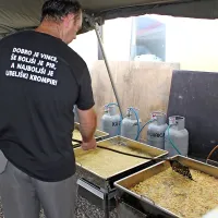 Krompirjeva noč pod Nanos pritegnila množico obiskovalcev (foto)
