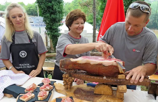 Pri ročnem rezanju pršuta so se preizkusile vasi z vsega 
Krasa (na fotografiji stojnica Krajne vasi).

