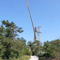 Nov, 40-metrski stolp (v ospredju desno), ki ga ministrstvo za 
obrambo postavlja na Pečni rebri, bo nekoliko višji od 
obstoječega (levo zadaj).