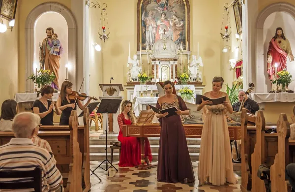 V cerkvi sv. Justa na Vogrskem je s koncertom baročne 
glasbe navdušila primorska  zasedba  Musica Nucis.   