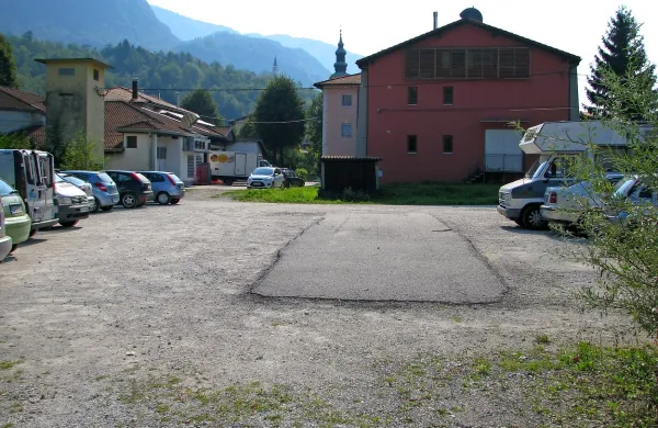 Če bo zanimanje, bodo blok z  18 stanovanji gradili na 
začasnem parkirišču med kulturnim domom in ribogojnico.
