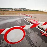 Zadnjo parkirno vrsto so zaprli, da bi pripravili teren za 
nasutje protipoplavnega nasipa. 