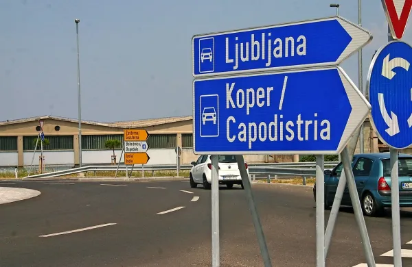 Table proti Kopru in Izoli voznike usmerjajo le po hitri cesti, 
kjer je obvezna vinjeta. Na stari obalni cesti ostaja le tabla 
Žusterna. 