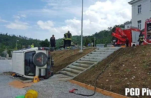 V Pivki je terenec pod stopnicami vojaškega parka pristal na 
levem ...