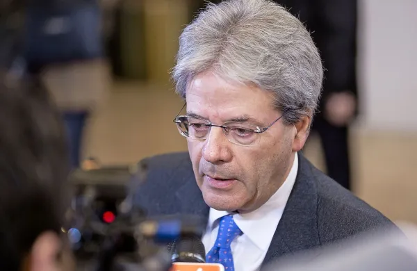  Italija je danes opozorila, da obstaja tveganje, da bi Libija 
postala “nova Somalija”. Italijanski zunanji minister Paolo 
Gentiloni je dejal, da se bo svet moral soočiti z novo Somalijo 
lučaj od italijanske obale, če mirovni pogovori med rivalskimi 
frakcijami v Libiji ne bodo obrodili sadov in končali državljanske vojne.