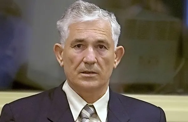 Nekdanji jugoslovanski general in obsojeni vojni zločinec 
Mile Mrkšić je po težki bolezni v nedeljo umrl v zaporu na 
Portugalskem.
