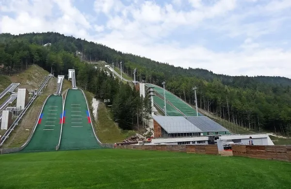 Levo sta skakalnici s kritičnima točkama pri 65 in 85 metrih, desno pa objekta s kritičnima 
točkama pri 104 in 139 metrih. Slednja je znana kot stara Bloudkova velikanka.