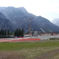 Ob vznožju skakalnic bodo vetrovnik (okrogla stavba), garažna hiša in nogometno igrišče.