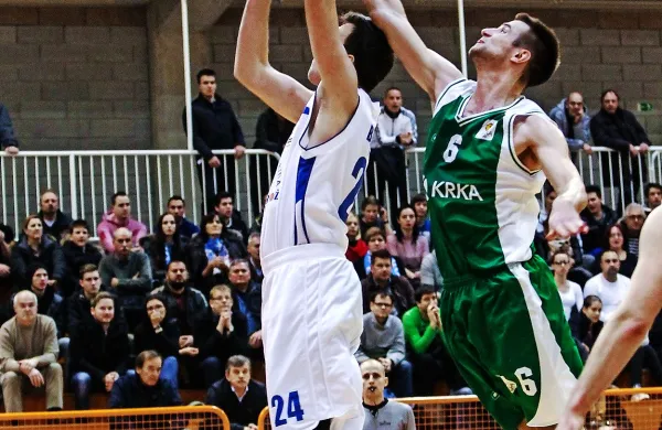 Jure Besedič (št. 24) ostaja center portoroške ekipe.
