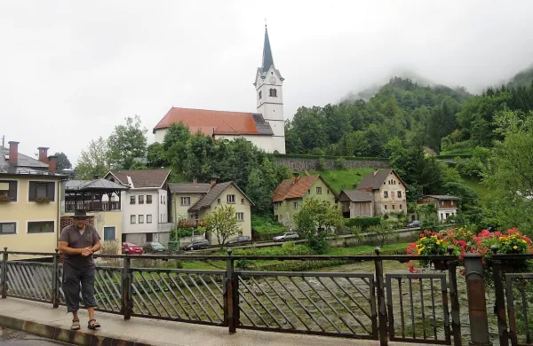 Turistični krožek OŠ Spodnja Idrija je omrtvelo vodstvo kraja 
opozoril, da njegovega zaščitnega znaka  Idrijce  ne gre 
zanemarjati.