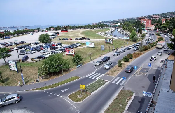 Piranska občina oziroma njeno redarstvo lahko še naprej 
zaračunava sodno takso za parkirne prekrške. Višje sodišče 
v Kopru je namreč razveljavilo sodbo piranskega okrajnega 
sodišča, ki je aprila odločilo, da so takse nezakonite.