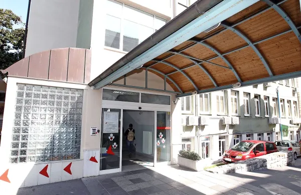 Poleti  imajo  pacienti antikoagulantne ambulante v Kopru še dodatne zdravstvene težave tudi zaradi vročine, saj 
ambulanta  deluje le med 10.30 in 13.45.