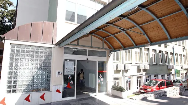 Poleti  imajo  pacienti antikoagulantne ambulante v Kopru še dodatne zdravstvene težave tudi zaradi vročine, saj 
ambulanta  deluje le med 10.30 in 13.45.
