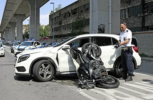 Motorist je iz še neznanega razloga trčil v osebni avto.