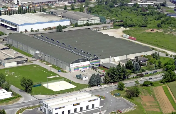 Mladeniča iz okolice Nove Gorice sta lani na pustno soboto 
merila svoje moči v bližini Hitovega športnega centra v 
Šempetru pri Gorici.