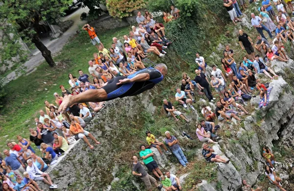Senad Djurdjić iz BiH je dobro izvedel tvegano lastovko z 
rokami ob telesu.