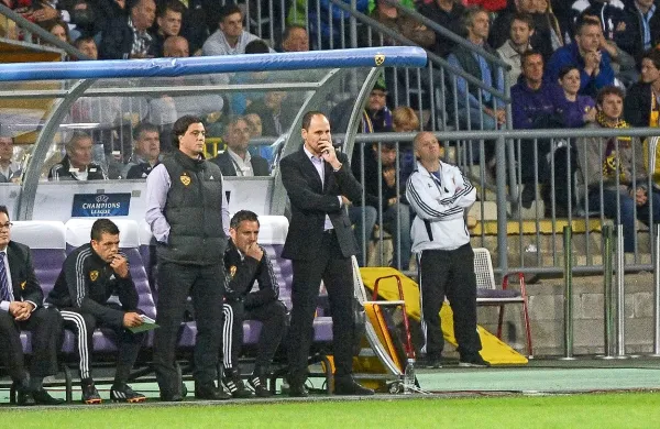 Zlatko Zahović  (levo)  in Ante Šimundža sta se razšla. 
Šimundža je v 100 tekmah na mariborski klopi zbral 56 zmag, 
22 remijev in 22 porazov.