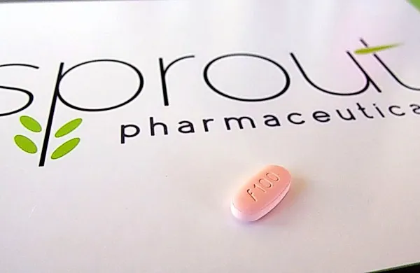 Primerjava z viagro je sicer zgrešena, saj se modra tabletka, 
ki jo Pfizer trži od leta 1998, jemlje po potrebi in deluje tako, 
da prekrvavi moški spolni organ in povzroči erekcijo. Addyi 
pa deluje na možgane in ga je treba jemati vsako noč.