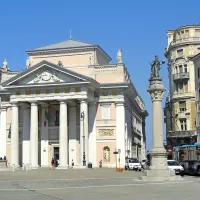 

 O nekdanji povezavi med Trstom in Krasom med drugim 
priča tudi tržaški borzni trg s stavbo borze, njeni stebri so  iz 
kamna, pridobljenega v lokavskih kamnolomih. Ob njej  je kip 
cesarja Leopolda I., ki je leta 1660 obiskal Trst, Lipico in prvo 
turistično jamo Vilenico. 



 